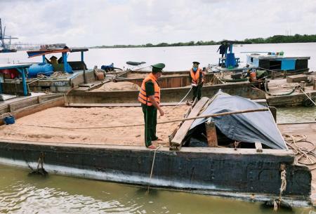 Tạm giữ 3 phương tiện khai thác cát trái phép trên sông Đồng Nai