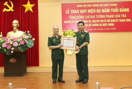 Đại tướng Phạm Văn Trà vinh dự đón nhận Huy hiệu 65 năm tuổi Đảng