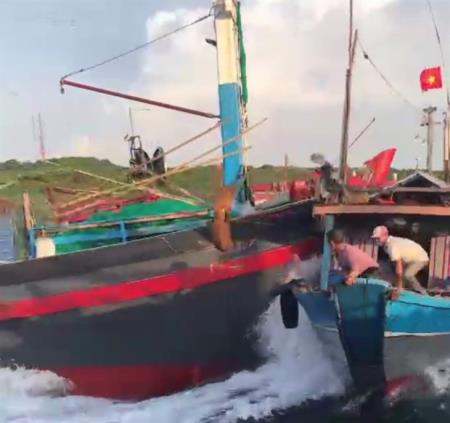 Mâu thuẫn khi hành nghề, một tàu cá đâm chìm tàu bạn