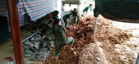 Cơ động giúp dân khắc phục hậu quả do mưa lớn