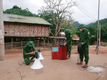 Quảng Bình: Trao tặng mô hình "Truyền thanh bản xa" cho đồng bào Ma Coong