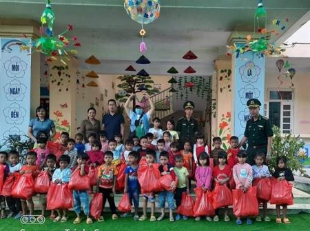 Quà đến sớm với trẻ em vùng cao biên giới