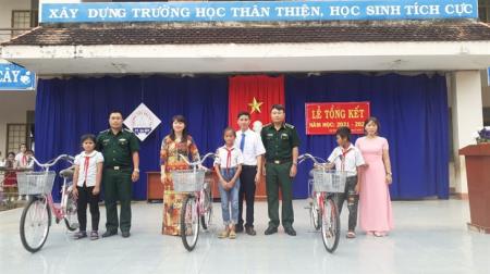 Tặng quà học sinh và người nghèo trên biên giới tỉnh Đắk Lắk