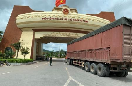 Nhộn nhịp cửa khẩu quốc tế Lao Bảo sau ngày “bình thường mới”
