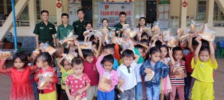 Chăm lo bữa ăn cho trẻ em nghèo ở khu vực biên giới