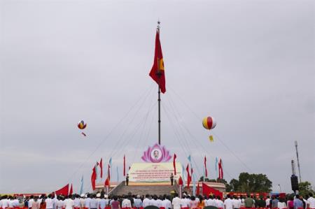 Nửa thế kỷ cờ Tổ quốc tung bay bên bờ Bến Hải
