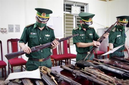 Vận động nhân dân giao nộp vũ khí, vật liệu nổ tàng trữ trái phép
