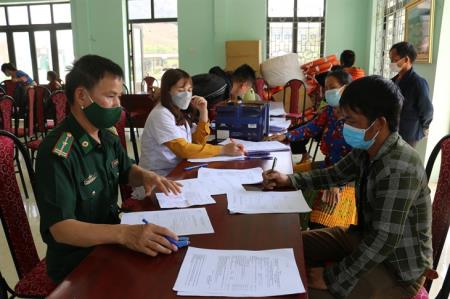 Vượt khó bao phủ vaccine ở Mường Lạn