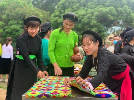 Khai thác thế mạnh văn hóa và phát triển du lịch
