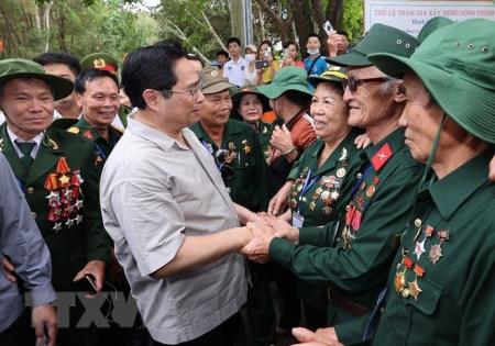 Thủ tướng dâng hương tưởng nhớ các anh hùng liệt sỹ tại Hà Tĩnh