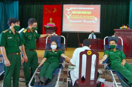 Hơn 100 cán bộ, chiến sĩ tham gia hiến máu nhân đạo