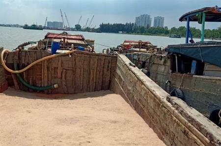 Bắt giữ 2 phương tiện vận chuyển cát trái phép