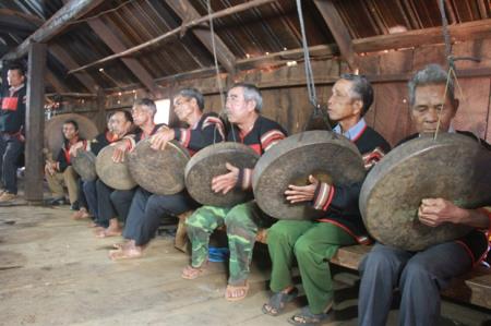 Nghi lễ gắn kết tình thân thiêng liêng của người Ê Đê