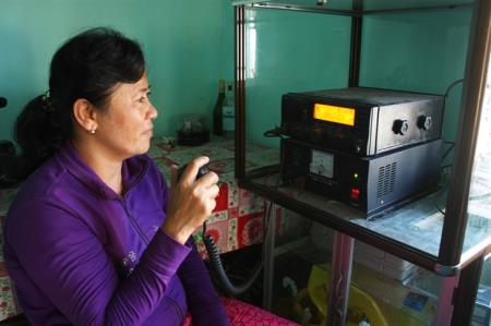 Vợ chồng ngư dân gác đài canh Icom cộng đồng