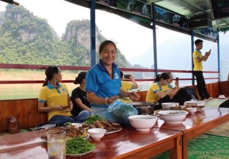 Cô gái Tày làm du lịch để quảng bá hình ảnh dân tộc