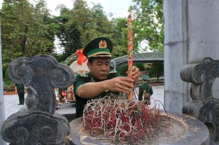 Dâng hương tưởng niệm các anh hùng, liệt sĩ tại Đài tưởng niệm các anh hùng, liệt sĩ Pò Hèn