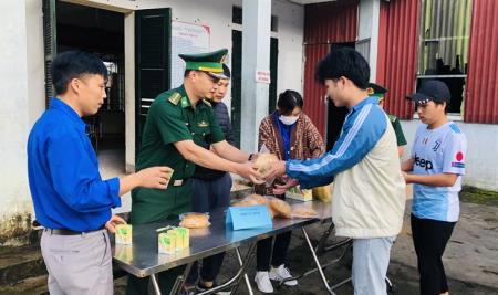Những người lặng thầm ươm mầm xanh cho biên giới