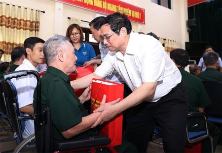 Thủ tướng Chính phủ Phạm Minh Chính thăm, tặng quà thương, bệnh binh tại Trung tâm điều dưỡng thương binh Kim Bảng