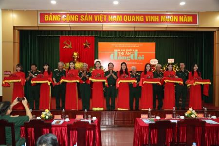 Triển lãm “Tri ân đồng đội”