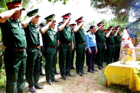 Đại tướng Lương Cường đặt vòng hoa, viếng mộ Đại tướng Võ Nguyên Giáp