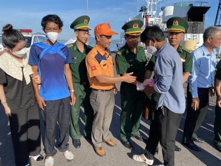 5 ngư dân trên tàu cá Bình Thuận gặp nạn đã vào bờ an toàn