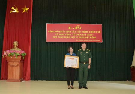 Trao Bằng "Tổ quốc ghi công" cho thân nhân liệt sĩ Trần Việt Dũng