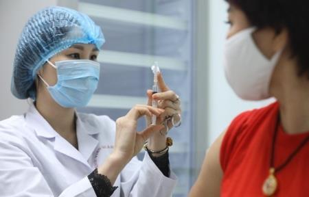 Thủ tướng chỉ đạo đẩy nhanh tiêm vaccine khi số ca Covid-19 tăng lại