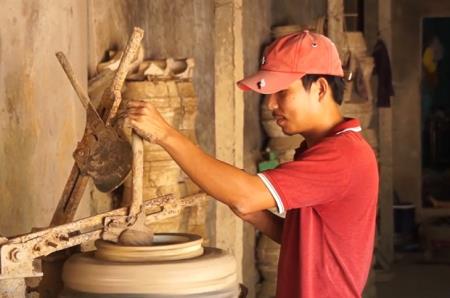 Màu gốm mộc vùi mình trong củi lửa