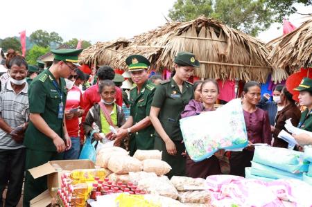 “Tiếp tục khẳng định tình cảm gắn bó keo sơn, chia ngọt sẻ bùi của quân dân hai nước Việt Nam - Lào…”