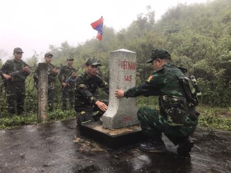 Chung tay xây dựng biên cương thắm tình hữu nghị