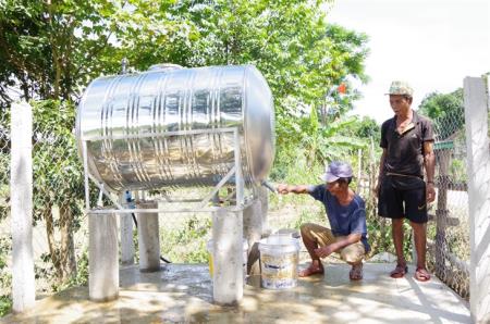 Khi bộ đội đưa nước về bản