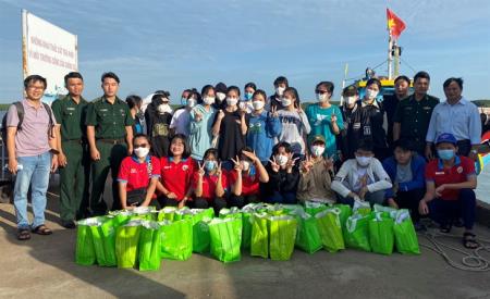 BĐBP thành phố Hồ Chí Minh tặng quà, động viên học sinh xã đảo Thạnh An trước kỳ thi tốt nghiệp THPT