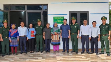 Trao nhà "Mái ấm nơi biên cương" cho hộ gia đình nghèo biên giới tỉnh Lào Cai