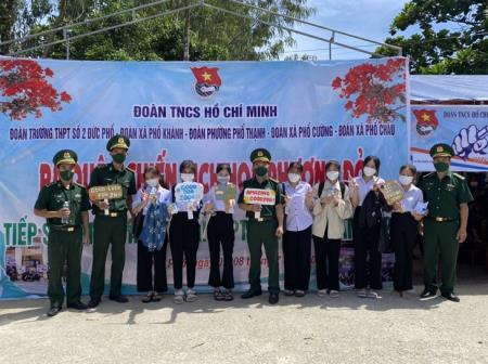 Chiến sĩ tình nguyện quân hàm xanh tiếp sức mùa thi