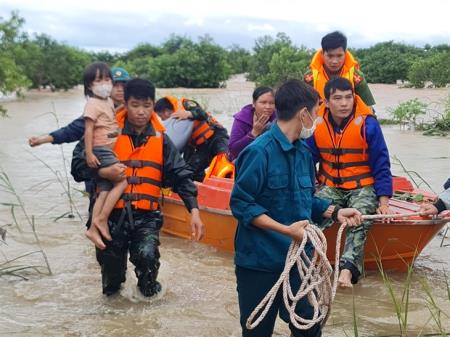 Vượt lũ cứu dân trên biên giới Đắk Lắk