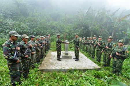 Giữ bình yên biên giới Việt Nam - Lào