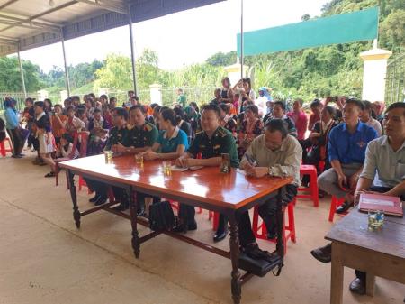 Mở lớp xóa mù chữ cho phụ nữ Mông khu vực biên giới