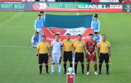 Vì sao trọng tài V-League luôn gặp vấn đề xử lý tình huống và sai sót?