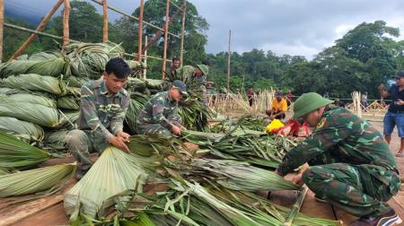 Ấm tình đồng chí trên đỉnh Trường Sơn