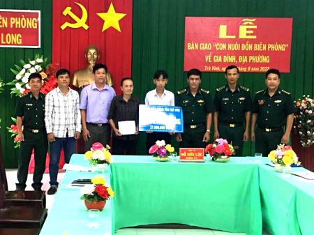 BĐBP Trà Vinh bàn giao "Con nuôi đồn Biên phòng" về gia đình