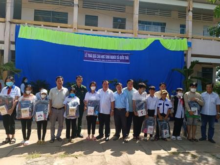 Hướng đến học sinh, người dân nghèo nơi biên giới bằng những việc làm thiết thực