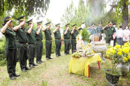 Dâng hương, tưởng niệm nhân kỷ niệm 111 năm ngày sinh Đại tướng Võ Nguyên Giáp