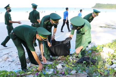 Bình yên giữa bốn bề sóng vỗ