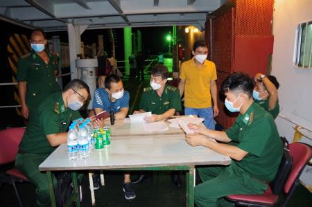 Tiếp nhận 8 thuyền viên nước ngoài bị nạn trên biển