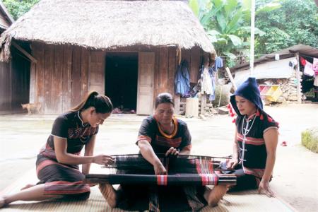 Người nặng lòng với nghề dệt thổ cẩm truyền thống