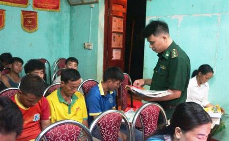 Vượt khó “đưa” kiến thức pháp luật đến vùng cao biên giới