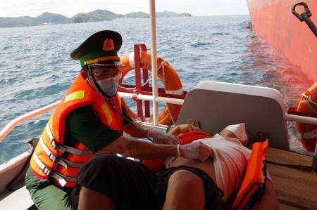 Kịp thời cấp cứu thuyền viên người nước ngoài gặp nạn trên biển