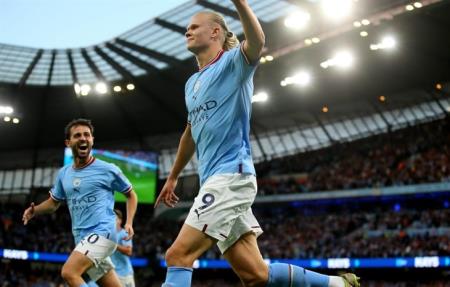 Premier League: Man City "hủy diệt" tân binh, Liverpool thắng nhọc