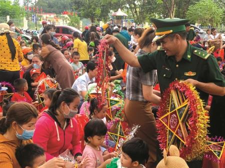 Mang Trung thu đến với trẻ em nơi biên giới