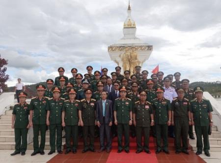 Đại tướng Phan Văn Giang dâng hương, dâng hoa tại Đài tưởng niệm liên minh chiến đấu Lào - Việt Nam
